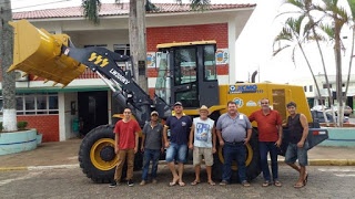 Prefeitura recebe Pá Carregadeira
